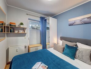2 bedrooms, iron/ironing board, free WiFi, bed sheets