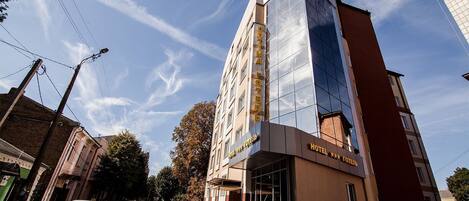 Vista frontal de la propiedad