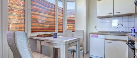 Fridge, oven, stovetop, dishwasher