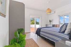 3 habitaciones, tabla de planchar con plancha, wifi y ropa de cama 