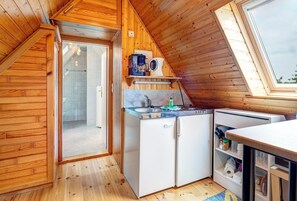 Kühlschrank, Mikrowelle, Herdplatte, Wasserkocher mit Kaffee-/Teezubehör