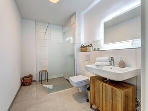 Een haardroger, handdoeken