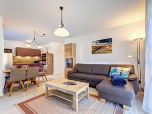 Een televisie, een dvd-speler en een stereo