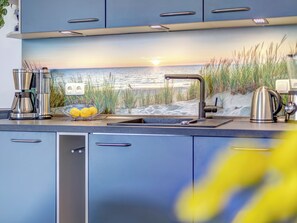 Kylskåp, mikrovågsugn, ugn och spishäll