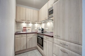 Frigorifero, microonde, forno, piano cottura