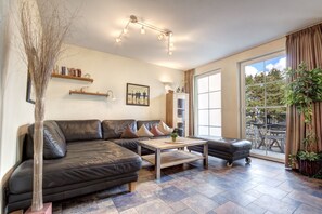 Televisión, chimenea, reproductor de DVD y estéreo 