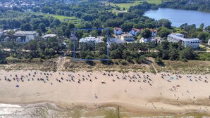 An aerial view of a beach with numerous sun loungers and a few people. - Ostseeresidenz Gorki Park, Whg. 18:20 m to the sandy beach, 5 star comfort (Heringsdorf)