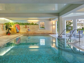 Indoor pool, a heated pool - Welcome to the 5* Ostseeresidenz apartment complex GP24 in Heringsdorf. (Heringsdorf)