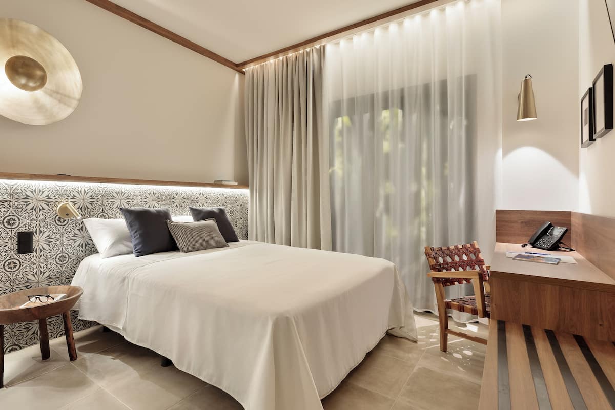 Minibar, in-room safe, WiFi (free), bed sheets