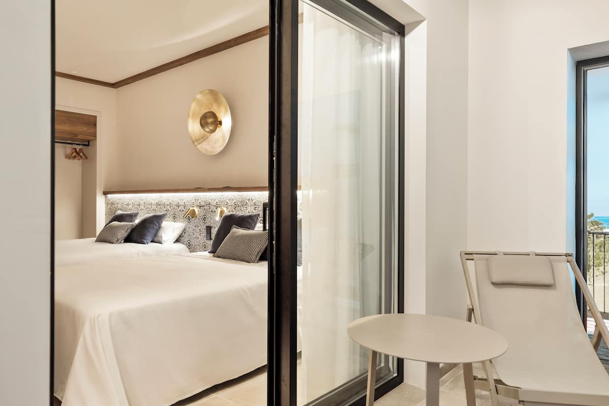 Minibar, in-room safe, WiFi (free), bed sheets