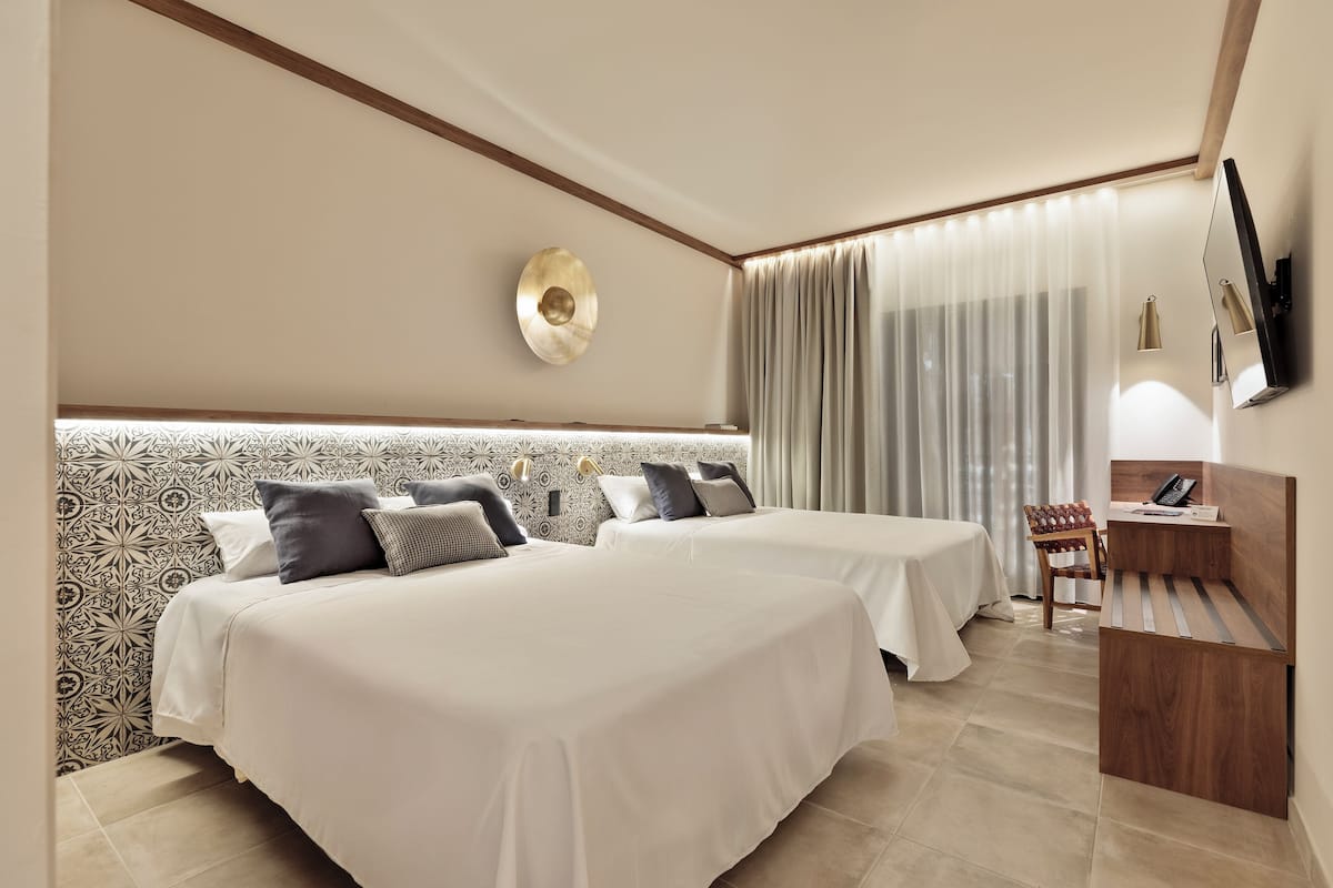 Minibar, in-room safe, WiFi (free), bed sheets