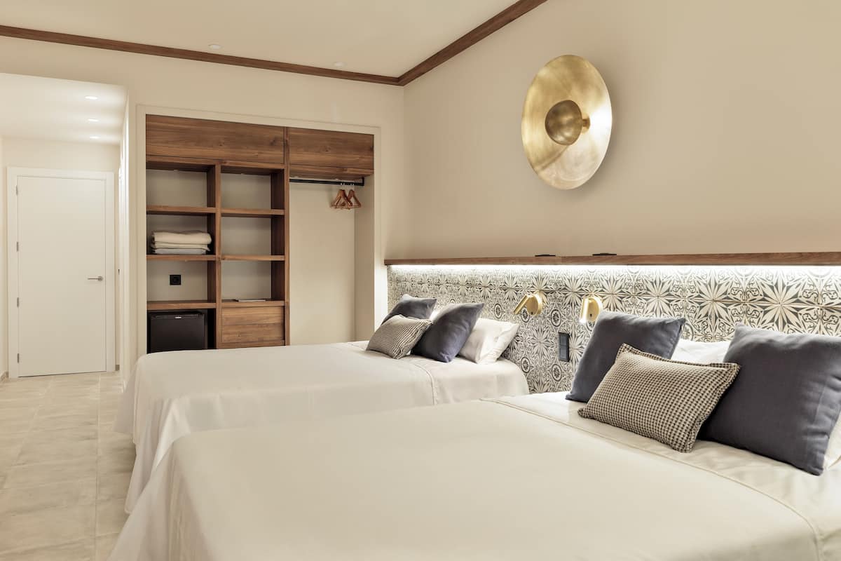 Minibar, in-room safe, WiFi (free), bed sheets