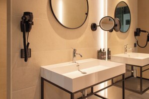 Minibar, in-room safe, free WiFi, bed sheets