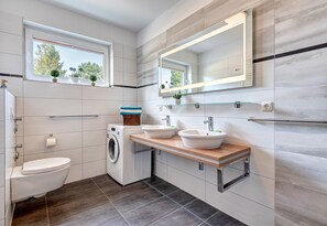 Dusche, Haartrockner, Handtücher