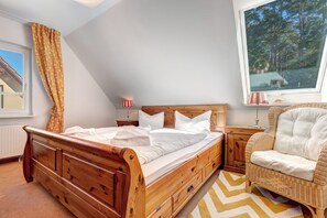 4 bedrooms, iron/ironing board, free WiFi, bed sheets