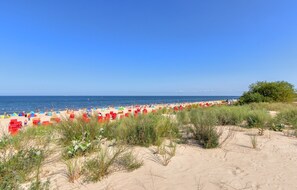 På stranden