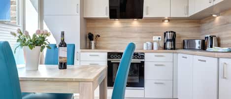 Fridge, oven, stovetop, dishwasher