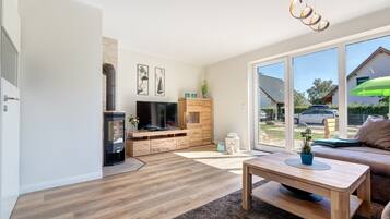 TV, fireplace, stereo