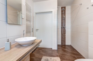 Shower, towels - Apartment "Ahorn" in Zinnowitz incl. fireplace, terrace & underfloor heating (Zinnowitz)