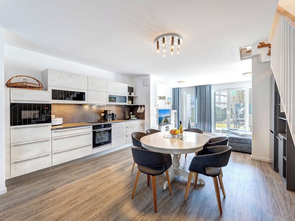 Réfrigérateur, micro-ondes, four, plaque de cuisson