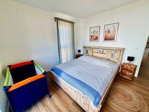 2 bedrooms, travel crib, free WiFi, bed sheets