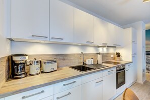 Kjøleskap, mikrobølgeovn, ovn og kokeplater