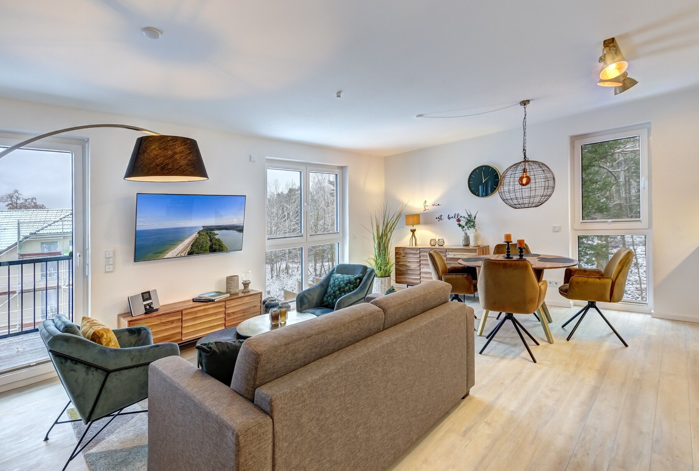 Een televisie en een stereo