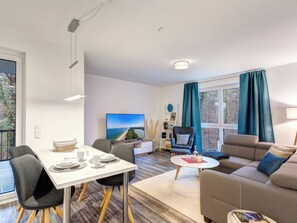 TV, lettore DVD, libri, impianto stereo