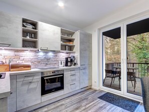 Fridge, oven, stovetop, dishwasher