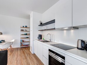 Een koelkast, een magnetron, een oven, een kookplaat