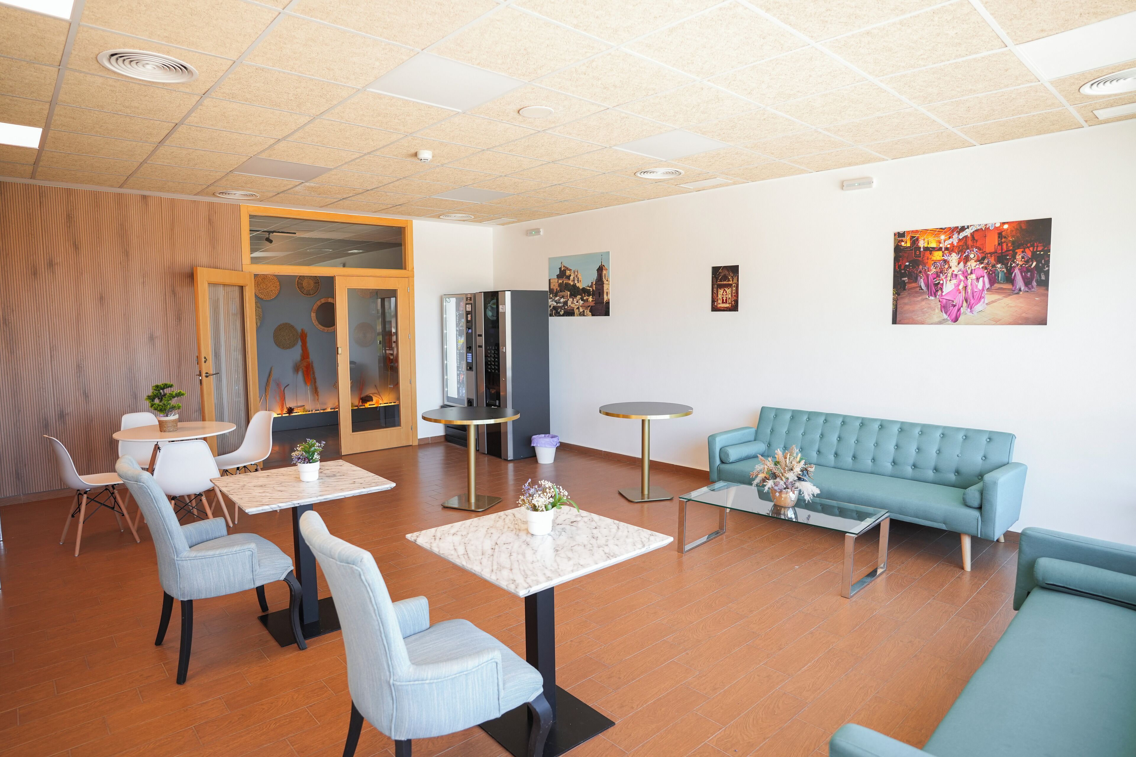 Un interior moderno con una zona de estar, una mesa de comedor y un sofá.