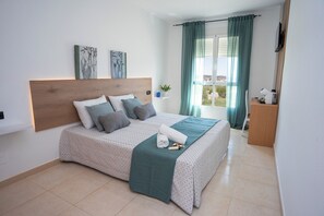 Desk, laptop workspace, free WiFi, bed sheets - HOTEL CARAVACA RESORT (Caravaca de la Cruz)