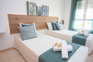 Escritorio y espacio para trabajar con un portátil