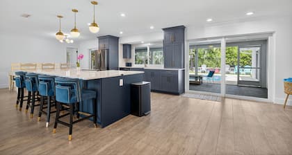 Tropical Oasis~Heated Pool~Sleeps 10~Family Pet Friendly, Fully Fenced Yard