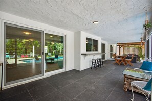 Outdoor dining - Tropical Oasis~Heated Pool~Sleeps 10~Family Pet Friendly, Fully Fenced Yard (Palm Beach Gardens)