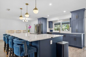 Fridge, microwave, oven, stovetop - Tropical Oasis~Heated Pool~Sleeps 10~Family Pet Friendly, Fully Fenced Yard (Palm Beach Gardens)