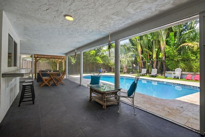 Tropical Oasis~Heated Pool~Sleeps 10~Family Pet Friendly, Fully Fenced Yard