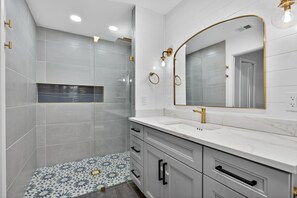 Shower, hair dryer, towels, soap - Tropical Oasis~Heated Pool~Sleeps 10~Family Pet Friendly, Fully Fenced Yard (Palm Beach Gardens)