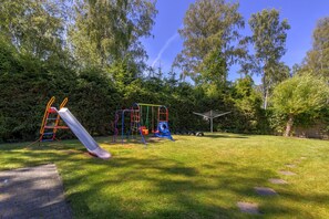 Children’s area - Emilia vacation apartment in Trassenheide: WiFi, garden & only 1.9 km to the beach (Trassenheide)