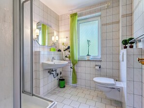 Douche, sèche-cheveux, serviettes fournies