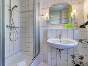 Douche, sèche-cheveux, serviettes fournies