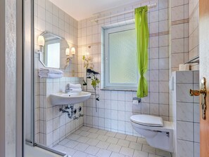 Douche, sèche-cheveux, serviettes fournies