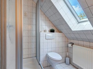 Shower, hair dryer, towels - Hansehus, Whg. 5: close to the beach in Zinnowitz with balcony and WLAN (Zinnowitz)