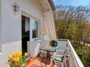 Outdoor dining - Hansehus Whg. 4 in Zinnowitz: 45 m² with balcony, WLAN & close to the beach (Zinnowitz)