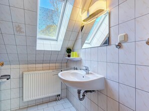 Dusj, hårføner og håndklær