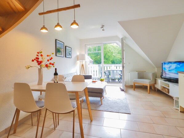 Télévision, lecteur de DVD, chaîne hi-fi