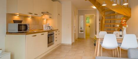 冷蔵庫、電子レンジ、オーブン、コンロ