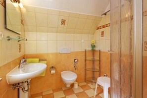 Shower, towels - Vacation home Am Eikboom 1 in Karlshagen: sauna, garden and close to the beach (Karlshagen)