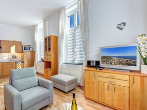 Televisio, DVD-soitin, kirjoja, stereot