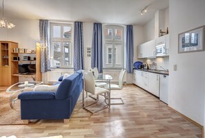 Fernseher, DVD-Player, Bücher, Stereoanlage